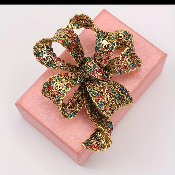 🆕️🎀RHINESTONE ENCRUSTED BOW BROOCH / PIN 🎀 - Picture 3 of 9